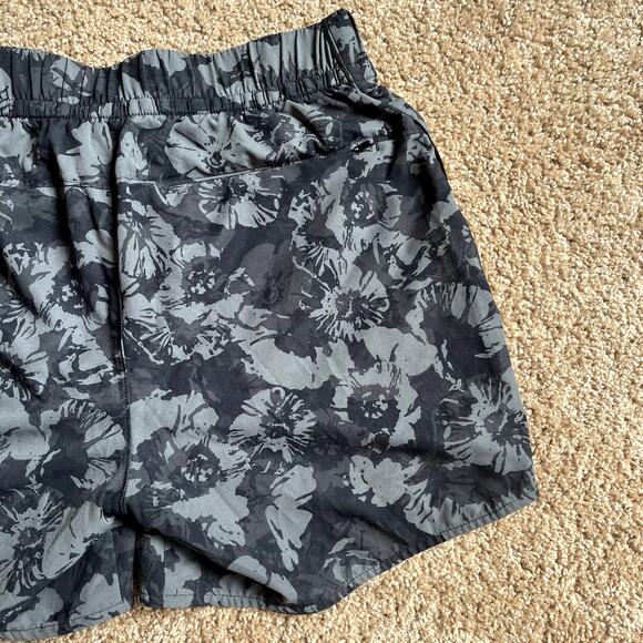 Under Armour Women’s Running Shorts Medium Black White Floral Print Athletic - Picture 8 of 8